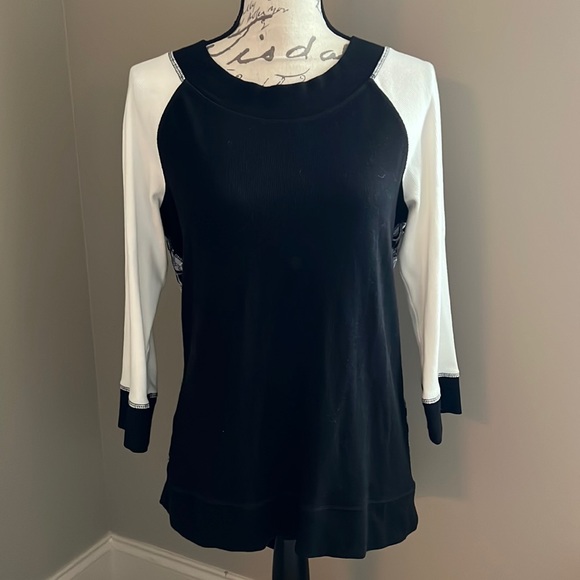 Chico’s Zenergy Floral Back Zipper Top - Picture 2 of 11